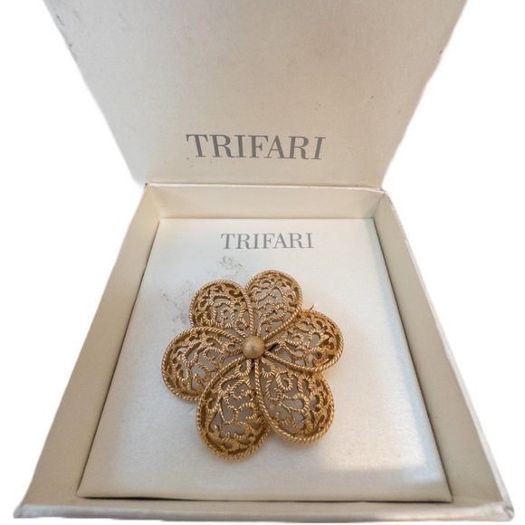Vintage Trifari Crown Open Work Flower Signed Filigree Gold Tone Brooch Pin - Picture 5 of 7